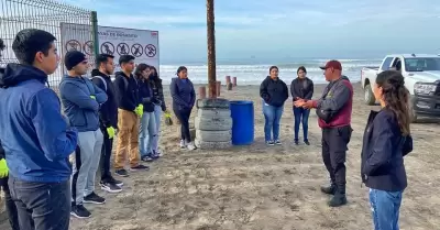 Convocan a jvenes universitarios en la limpieza de la playa