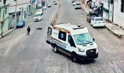 Puerta de ambulancia se abre y paciente cae a la calle