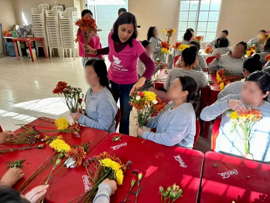 Incentivan desarrollo laboral femenil con taller de elaboracin de arreglos florales en el cereso de Tijuana