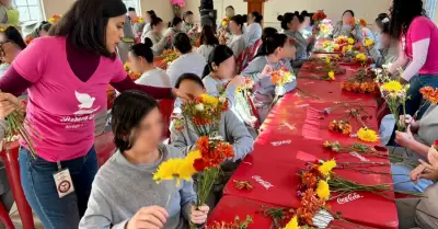 Incentivan desarrollo laboral femenil con taller de elaboraci�n de arreglos flor
