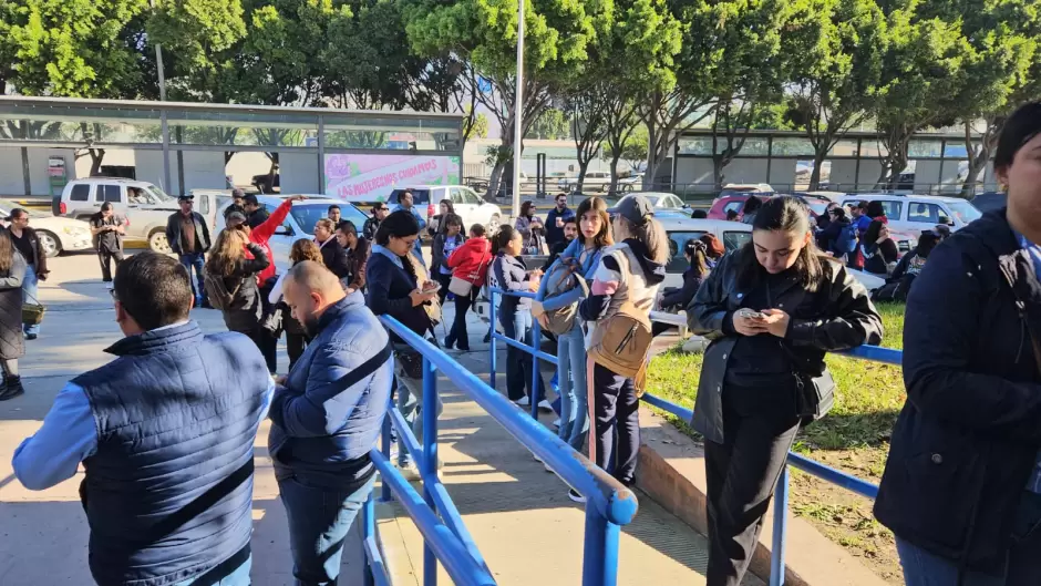 Maestros del SNTE se manifiestan por falta de pago a interinos y a algunos de base
