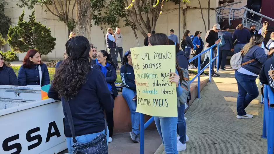 Maestros del SNTE se manifiestan por falta de pago a interinos y a algunos de base