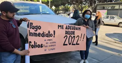 Maestros del SNTE se manifiestan por falta de pago a interinos y a algunos de ba