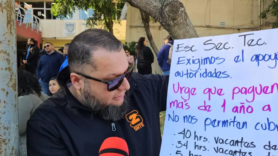 Maestros del SNTE se manifiestan por falta de pago a interinos y a algunos de base