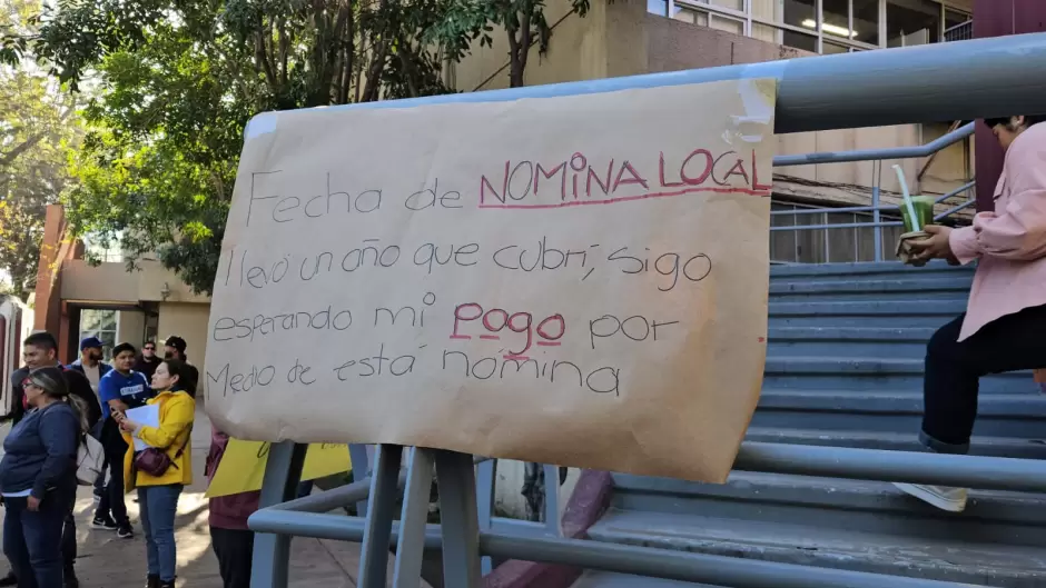 Maestros del SNTE se manifiestan por falta de pago a interinos y a algunos de base