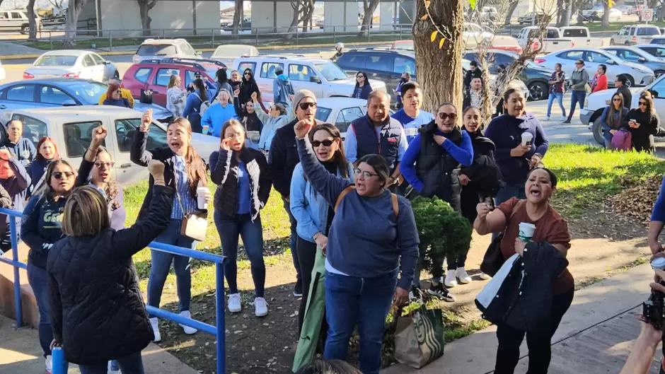 Maestros del SNTE se manifiestan por falta de pago a interinos y a algunos de base