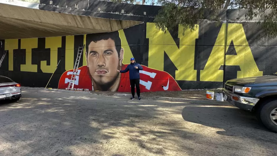 Realizan mural de Alfredo Gutirrez de los 49ers de SF