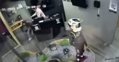 Gerente de tienda golpea a puetazos y patadas a una empleada