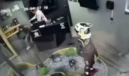 Gerente de tienda golpea a puetazos y patadas a una empleada