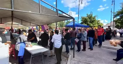 Clientes realizan largas filas para comprar tamales elaborados por el Grupo de C