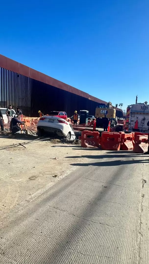 Veh�culo cae en perforaci�n de obras del viaducto elevado