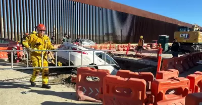 Veh�culo cae en perforaci�n de obras del viaducto elevado