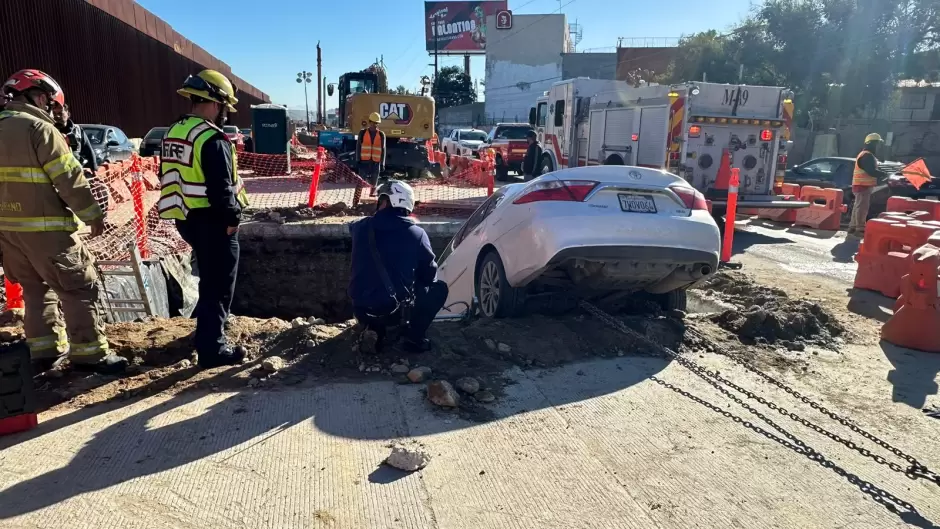 Veh�culo cae en perforaci�n de obras del viaducto elevado