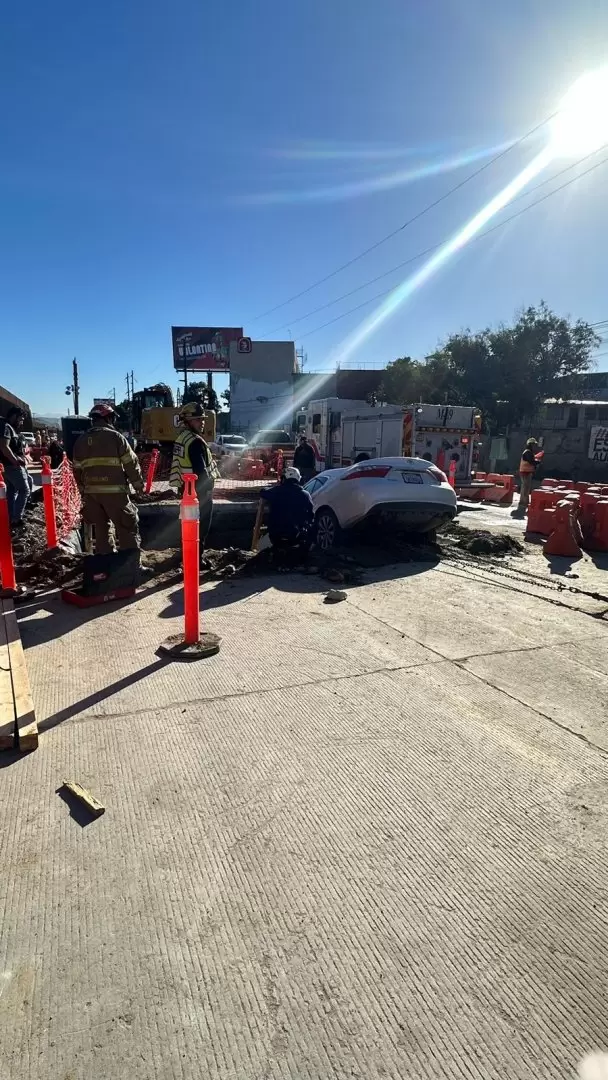 Veh�culo cae en perforaci�n de obras del viaducto elevado