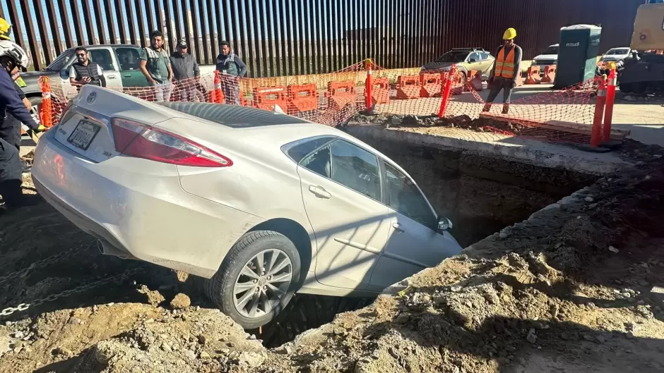 Veh�culo cae en perforaci�n de obras del viaducto elevado