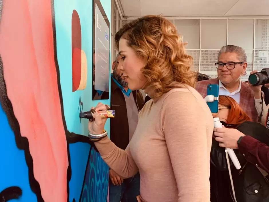 Inaugur� gobernadora mural en Bit Center titulado "Baja California"