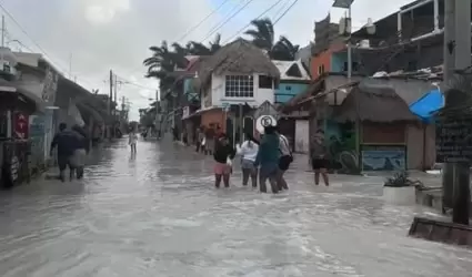 Varias calles de la isla Holbox quedaron inundadas