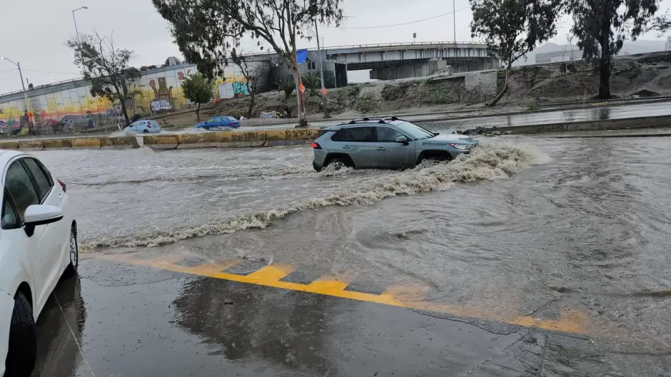 Residente se dedica a retirar la basura que obstruye los canales
