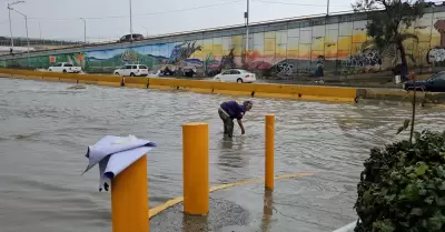 Residente se dedica a retirar la basura que obstruye los canales