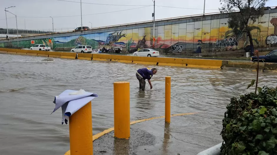 Residente se dedica a retirar la basura que obstruye los canales
