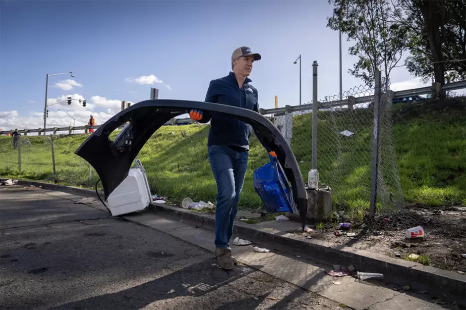 Gobernador Newsom se une a equipos para retirar la basura y limpiar las calles de California