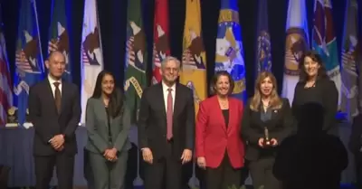 Fiscal de Distrito Summer Stephan recibe el premio al servicio p�blico meritorio