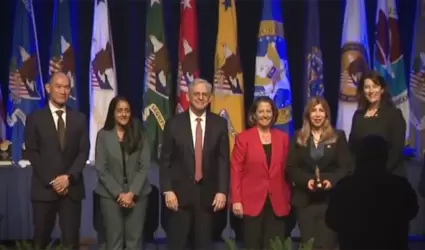 Fiscal de Distrito Summer Stephan recibe el premio al servicio p�blico meritorio