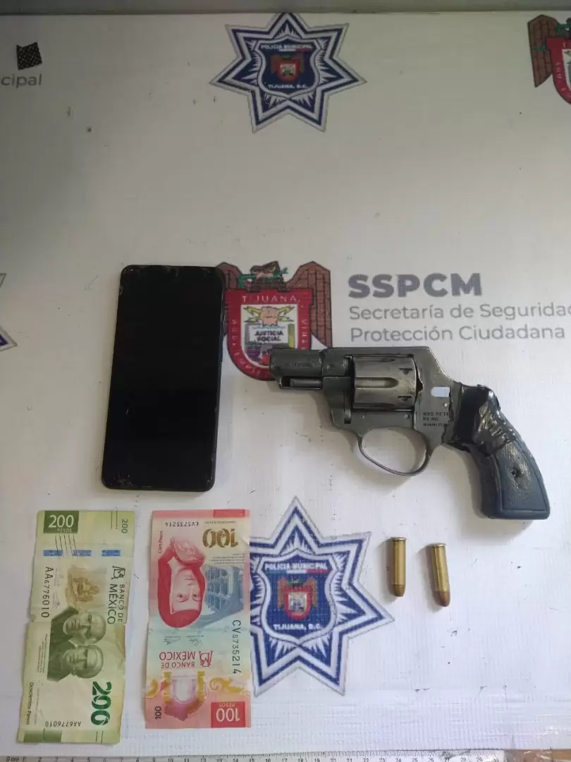 Armas, celular y dinero