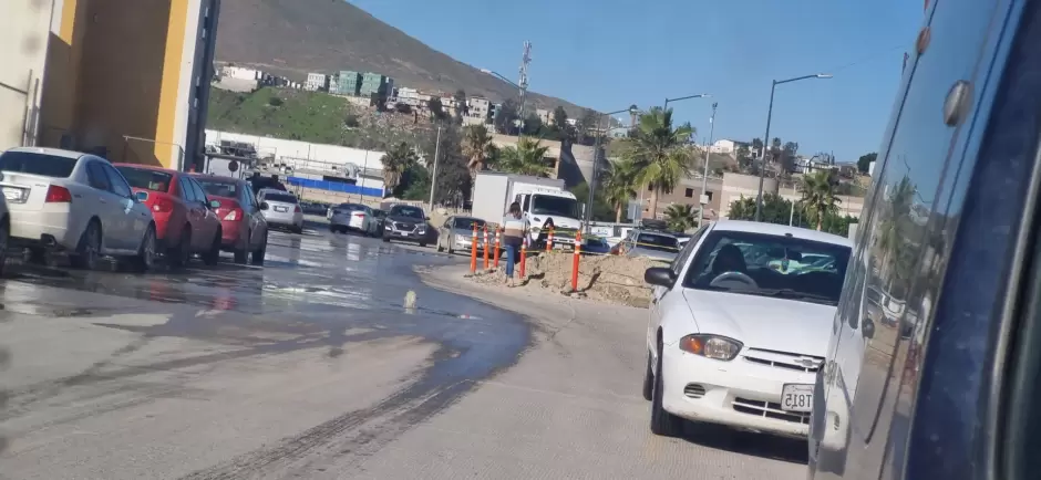 Derrame de aguas negras frente a la Normal Fronteriza