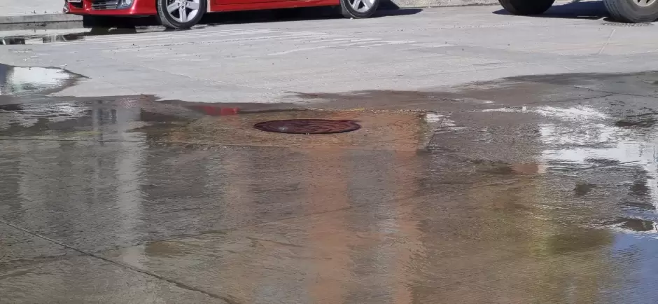 Derrame de aguas negras frente a la Normal Fronteriza