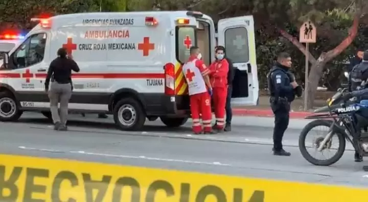 Balean a empleado del Ayuntamiento de Tijuana frente a la Preparatoria L�zaro C�rdenas