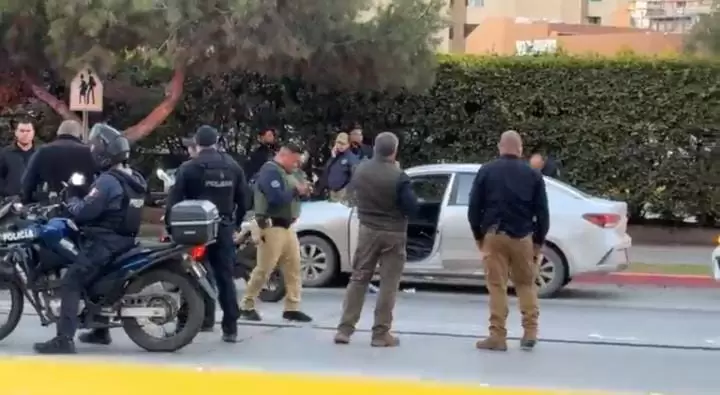 Balean a empleado del Ayuntamiento de Tijuana frente a la Preparatoria L�zaro C�rdenas