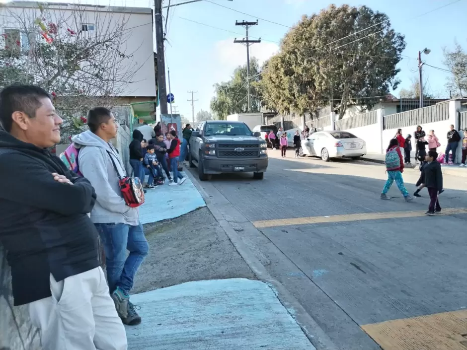 Padres de familia toman escuela en la Colonia Leandro Valle por falta de maestros