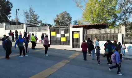 Padres de familia toman escuela en la Colonia Leandro Valle por falta de maestro