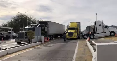 Transportistas de carga de Sonora se manifestaron este jueves sobre la carretera