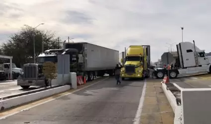 Transportistas de carga de Sonora se manifestaron este jueves sobre la carretera