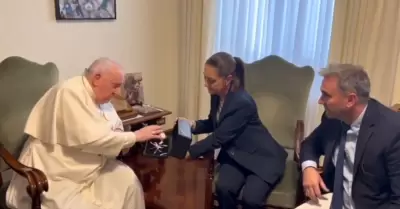 Claudia Sheinbaum pidi al Papa Francisco bendecir una rosa hecha de plata por e