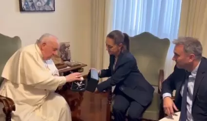 Claudia Sheinbaum pidi al Papa Francisco bendecir una rosa hecha de plata por e