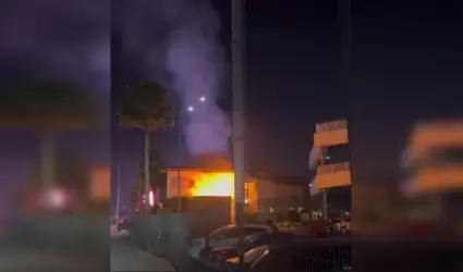 Reportan incendio en restaurante de plaza comercial en Tijuana