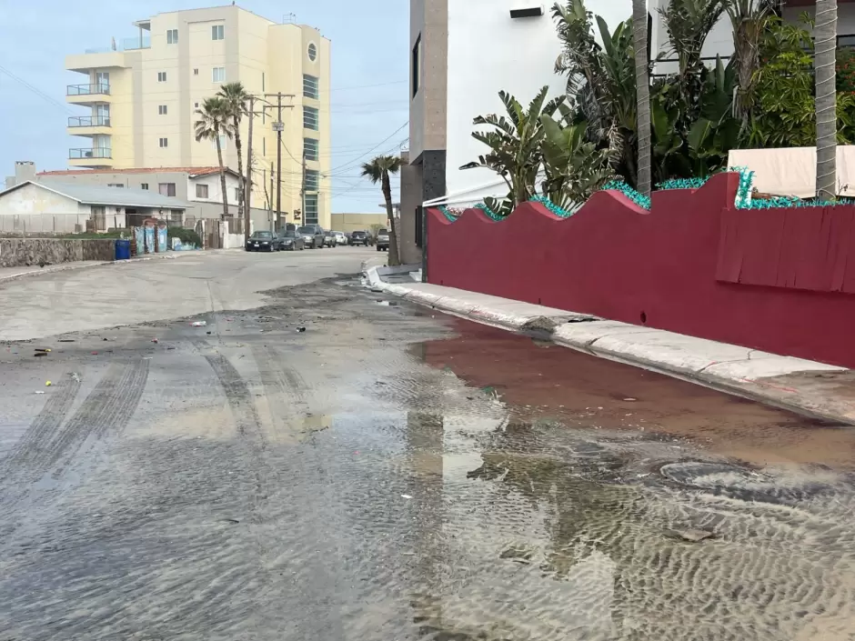 Reportan marejadas de hasta 12 pies en Rosarito; agua invade vialidades