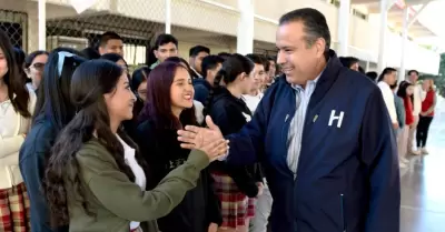 El presidente municipal charl con integrantes de la comunidad escolar del Cecyt