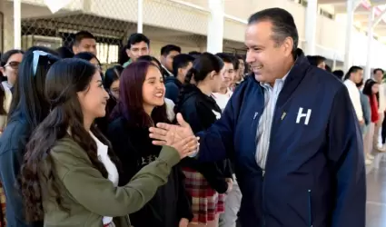 El presidente municipal charl con integrantes de la comunidad escolar del Cecyt