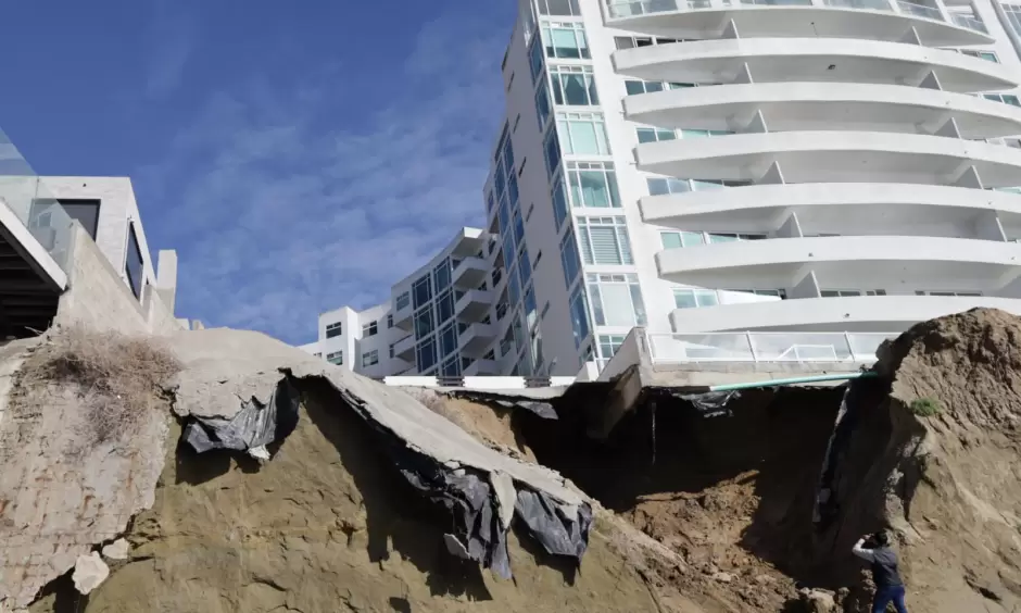 Tras recientes marejadas cae soporte de multifamiliar en Playas de Tijuana