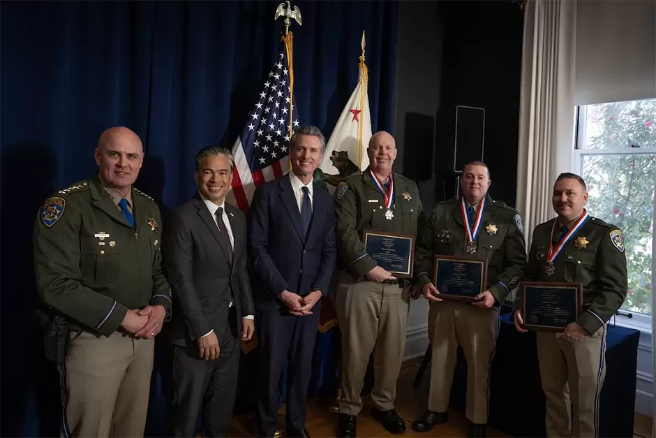 Gobernador Newsom honra a tres agentes del orden con la Medalla al Valor