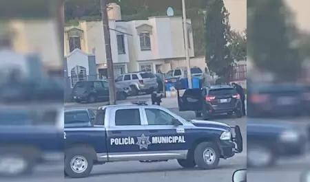 Atacan a balazos a oficial de policía tras salir de su residencia en Loma Bonita