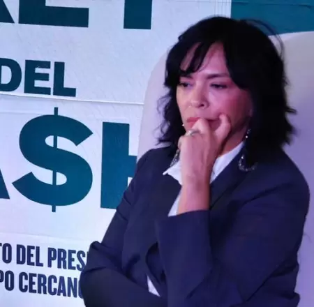Anabel Hernández en la presentación del libro "El rey del cash", de Elena Chávez