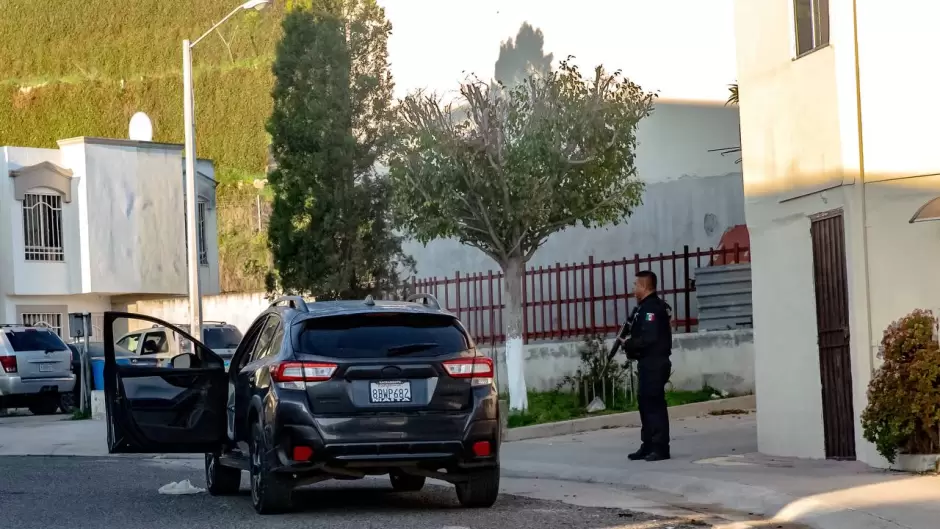 Atacan a balazos a oficial de polica tras llegar a su residencia en Loma Bonita