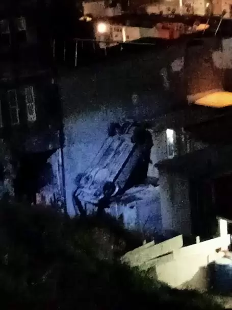 Vehculo vuelca y cae en el patio de una vivienda en El Florido; no hay lesionados graves
