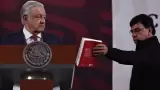 Andrés Manuel López Obrador lee capítulo de su último libro en "la mañanera"