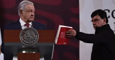 Andrs Manuel Lpez Obrador lee captulo de su ltimo libro en "la maanera"